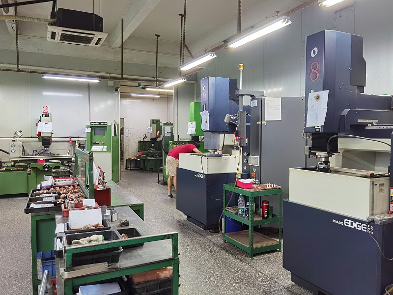 窗簾軌道塑膠零件注塑模具加工廠家